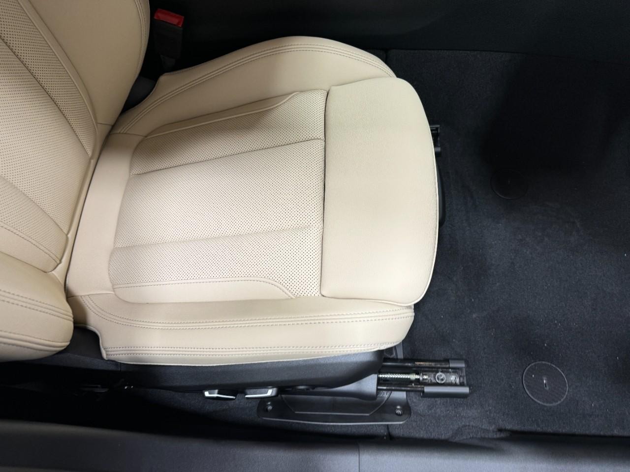 BMW 3 Series Vehicle Full-screen Gallery Image 19