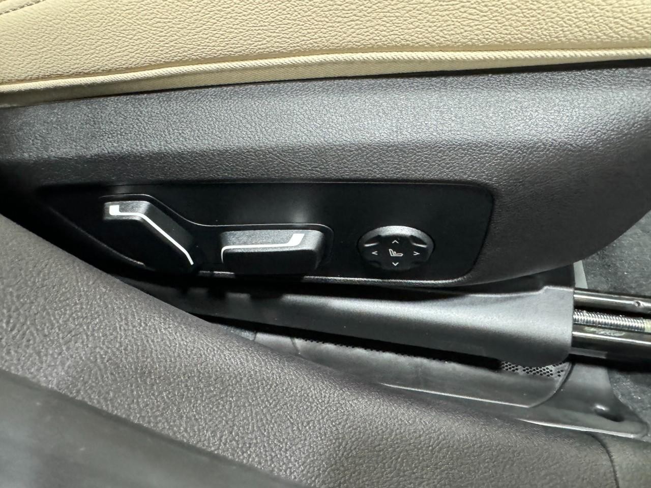 BMW 3 Series Vehicle Full-screen Gallery Image 20