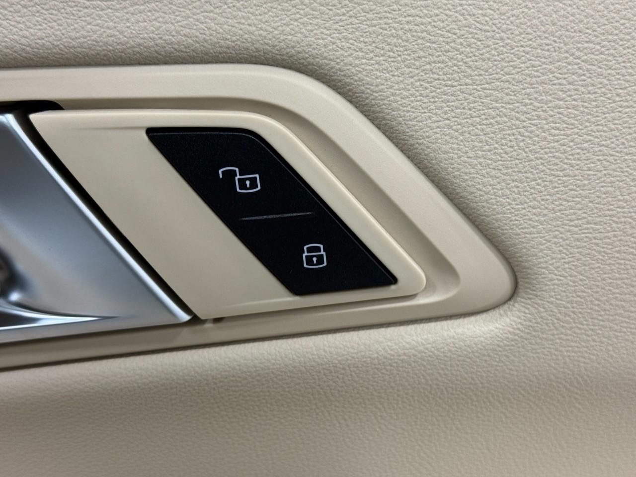 BMW 3 Series Vehicle Full-screen Gallery Image 21