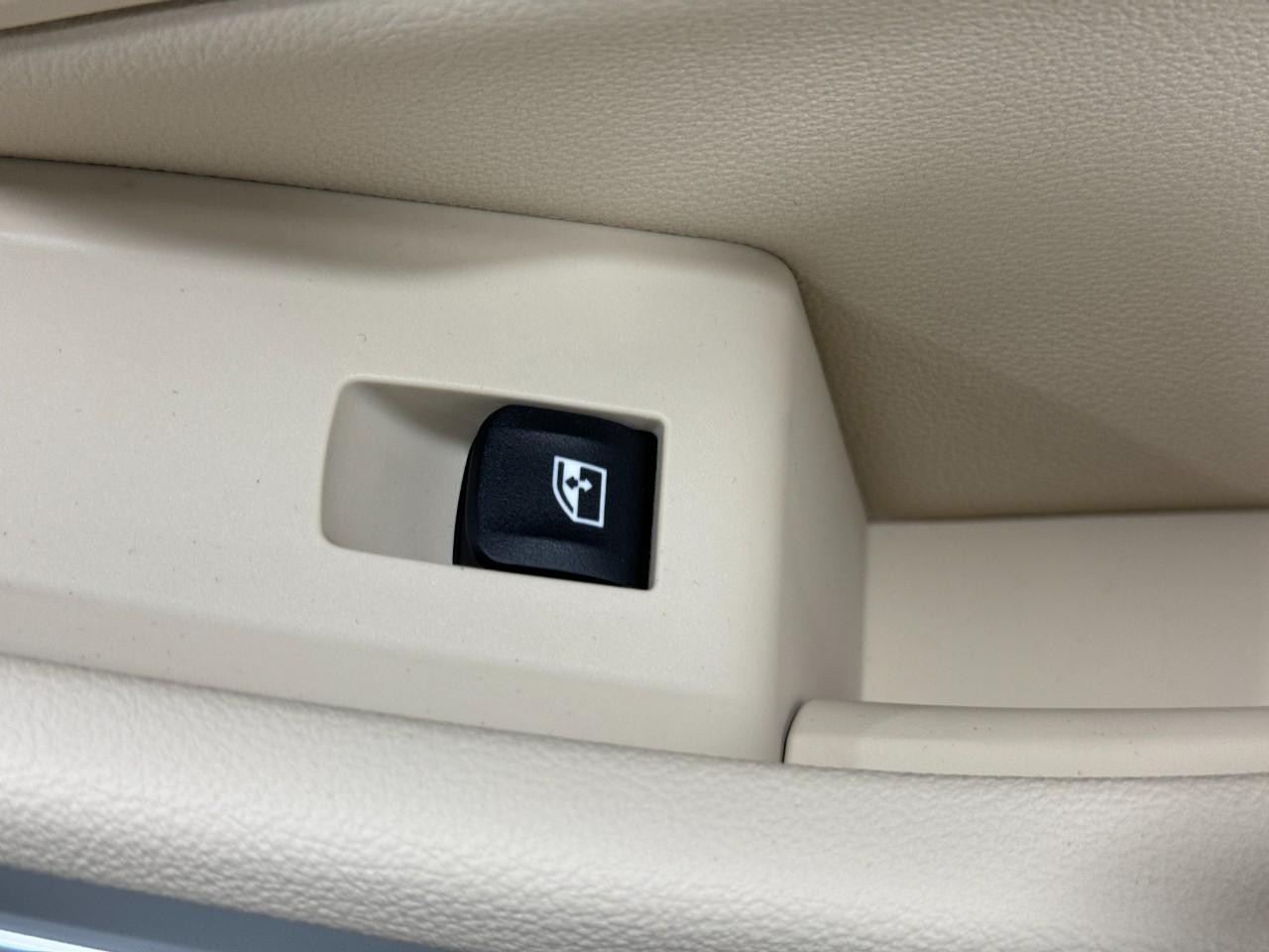 BMW 3 Series Vehicle Full-screen Gallery Image 22