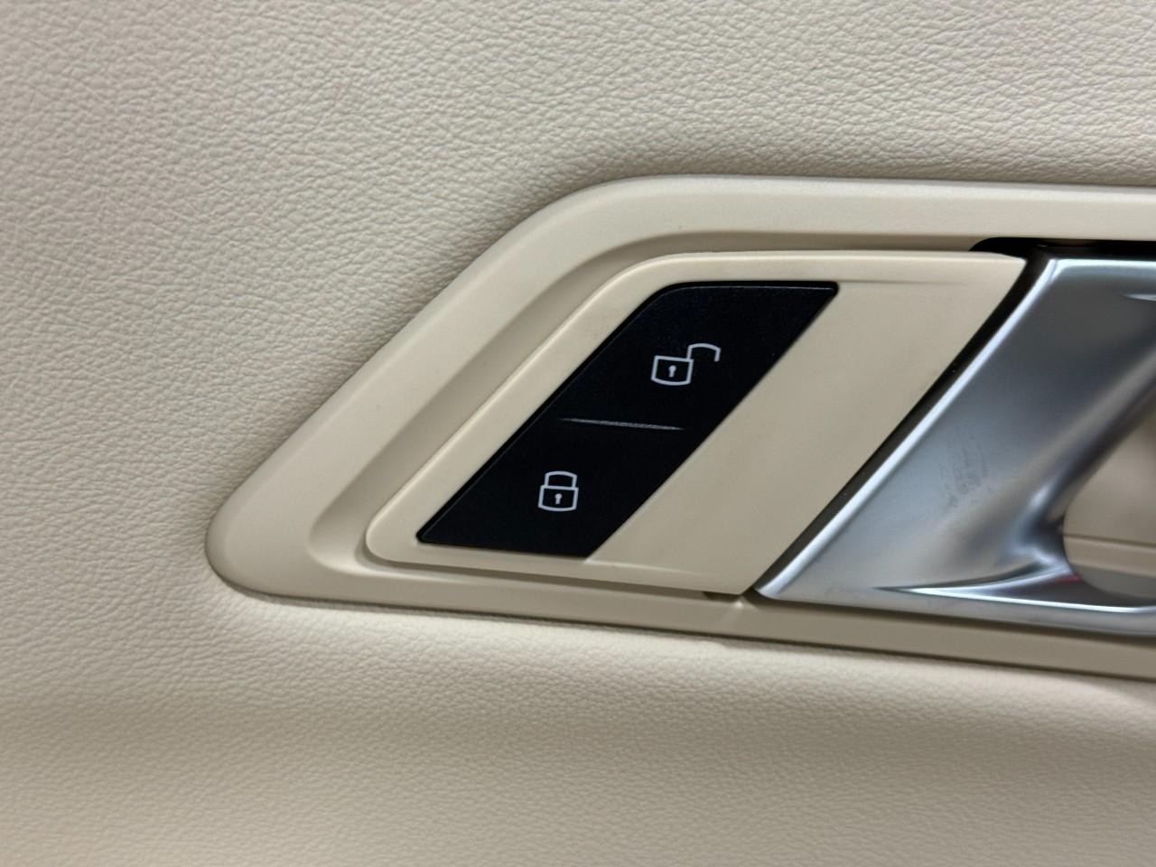 BMW 3 Series Vehicle Full-screen Gallery Image 23