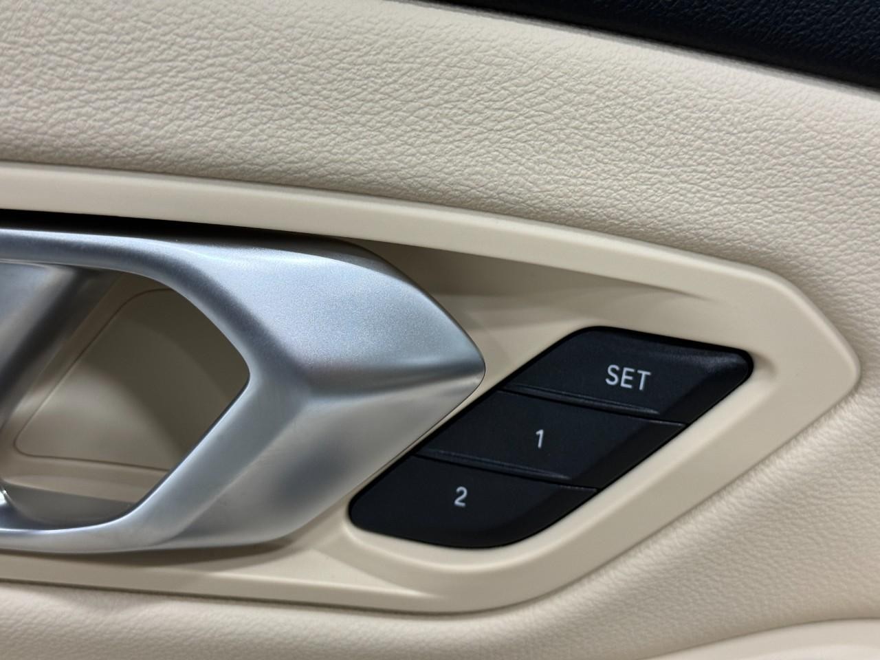 BMW 3 Series Vehicle Full-screen Gallery Image 24