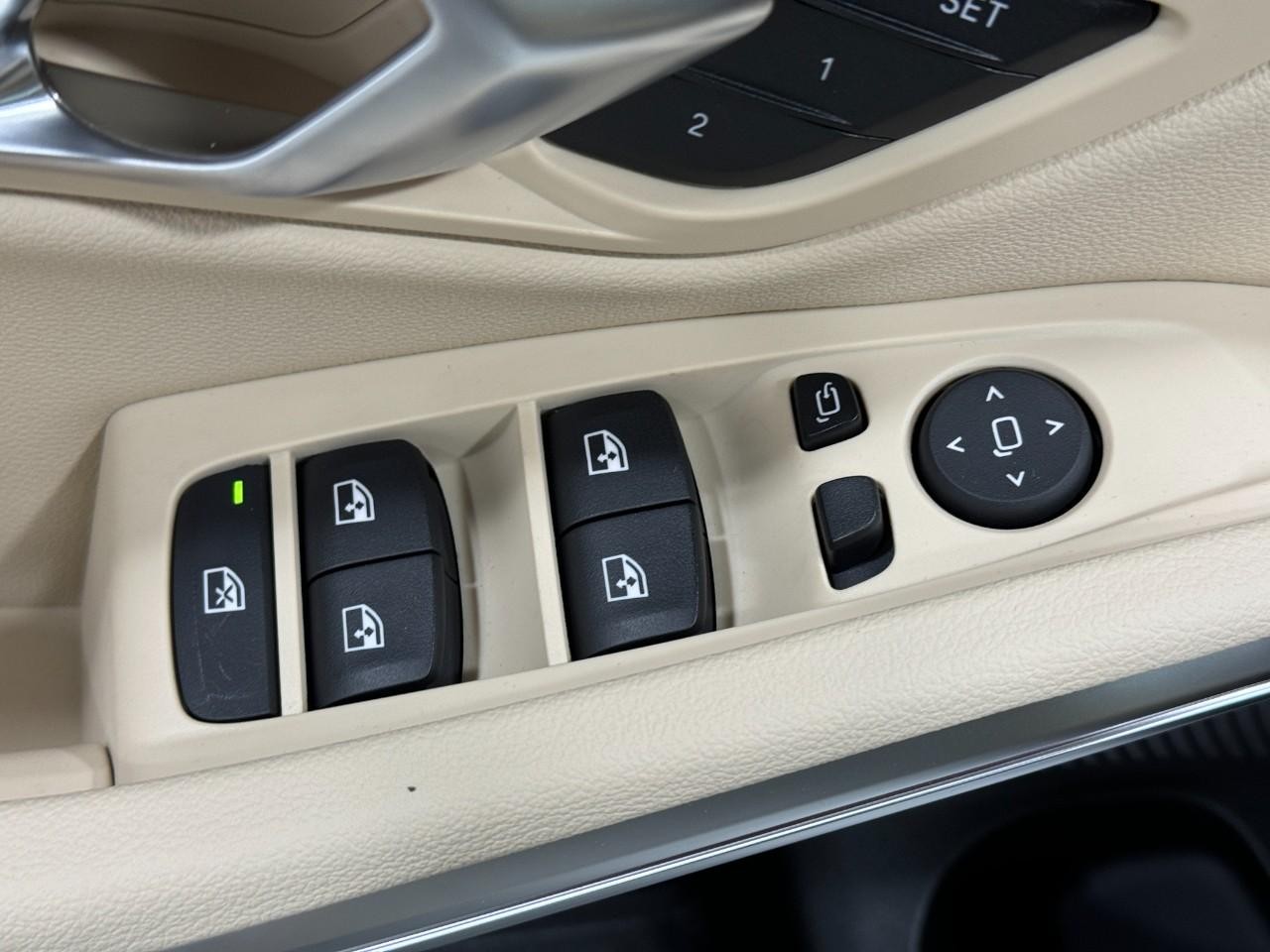 BMW 3 Series Vehicle Full-screen Gallery Image 25