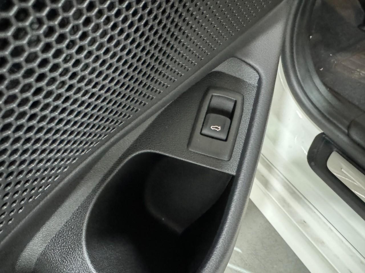 BMW 3 Series Vehicle Full-screen Gallery Image 26