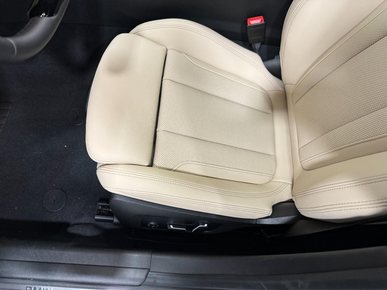 BMW 3 Series Vehicle Full-screen Gallery Image 28