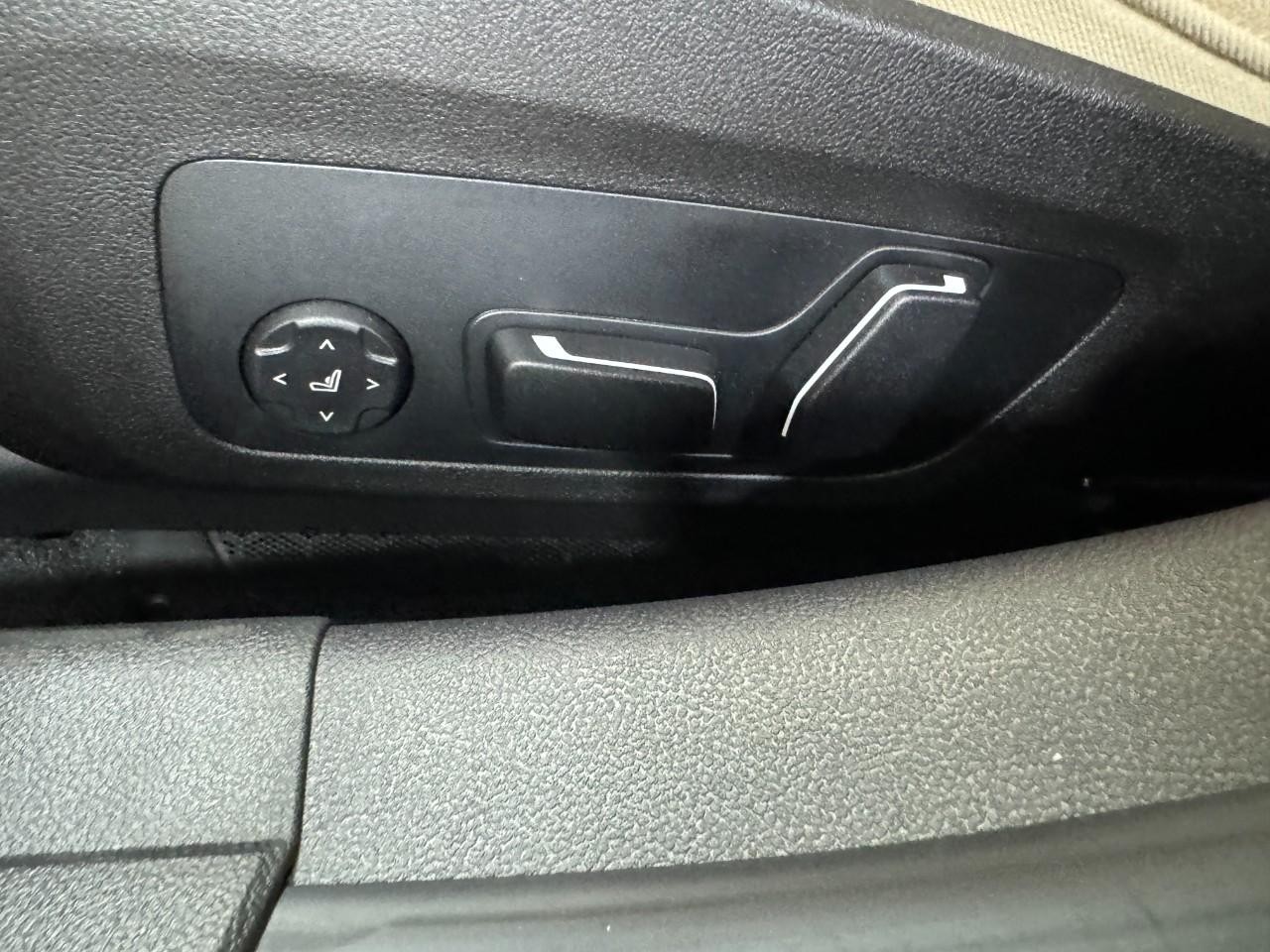 BMW 3 Series Vehicle Full-screen Gallery Image 29