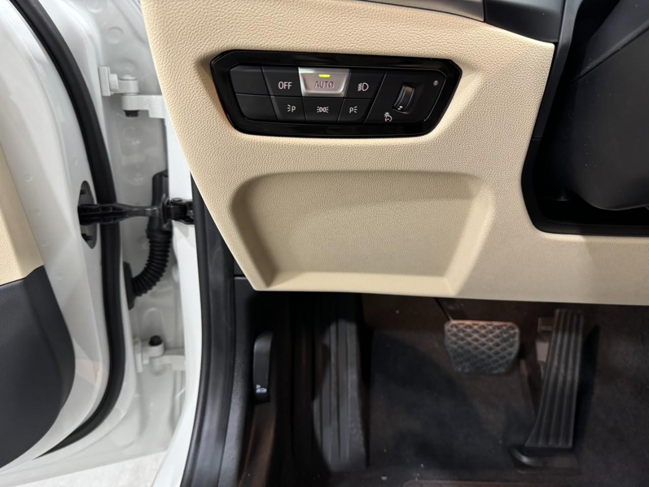 BMW 3 Series Vehicle Full-screen Gallery Image 30