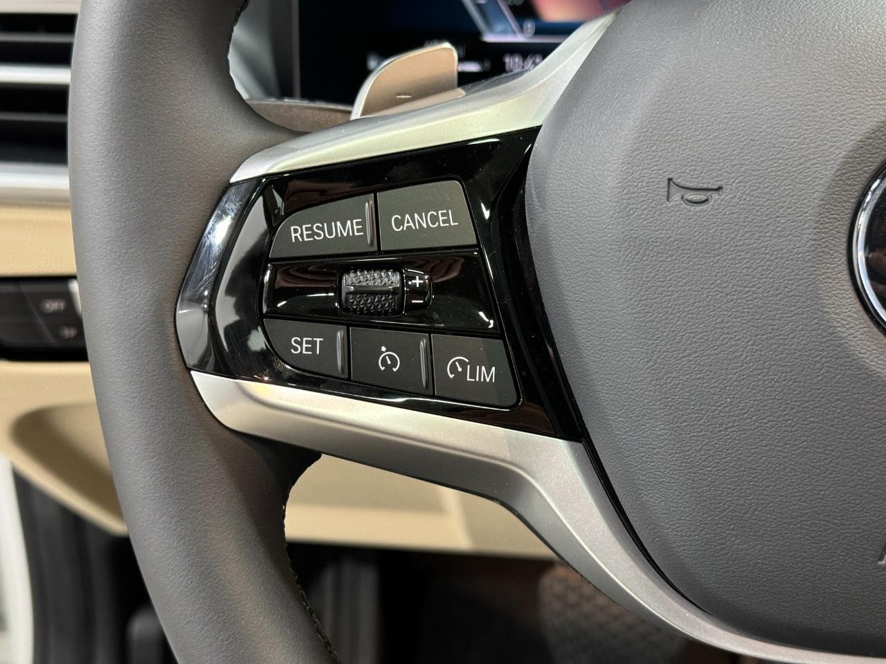 BMW 3 Series Vehicle Full-screen Gallery Image 31