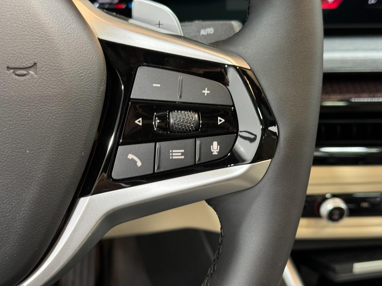 BMW 3 Series Vehicle Full-screen Gallery Image 32