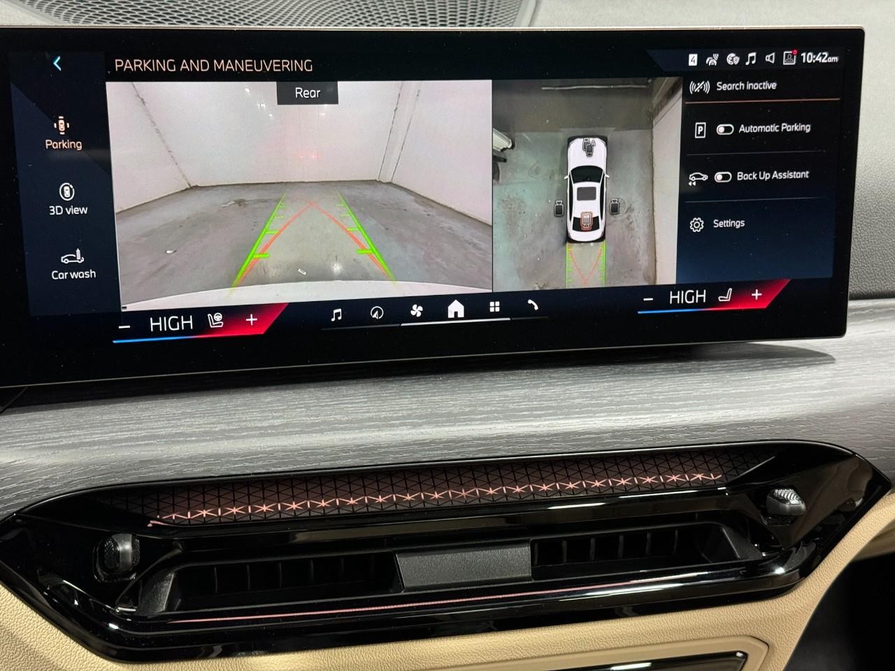 BMW 3 Series Vehicle Full-screen Gallery Image 34