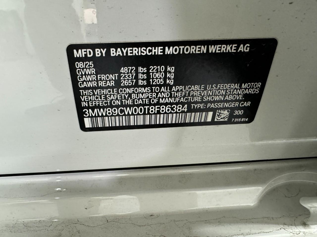 BMW 3 Series Vehicle Full-screen Gallery Image 35