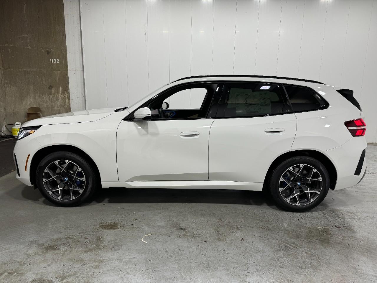 BMW X3 Vehicle Full-screen Gallery Image 2