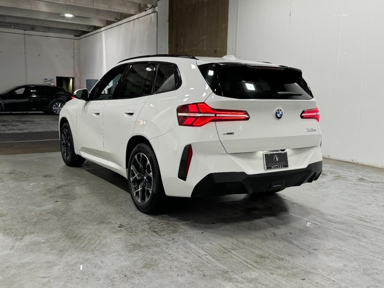 BMW X3 Vehicle Full-screen Gallery Image 3