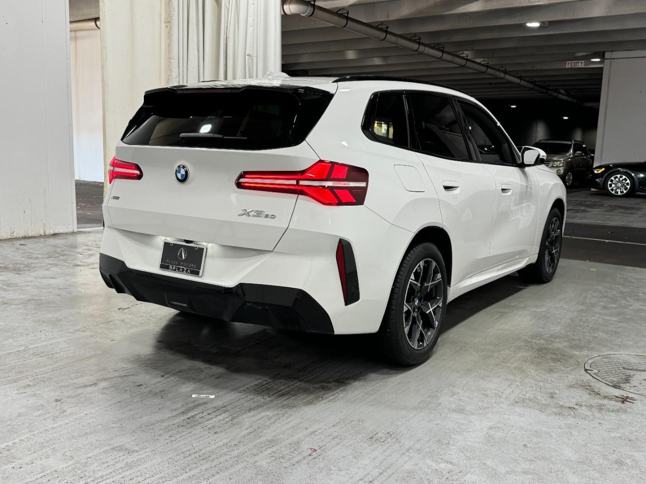 BMW X3 Vehicle Full-screen Gallery Image 4