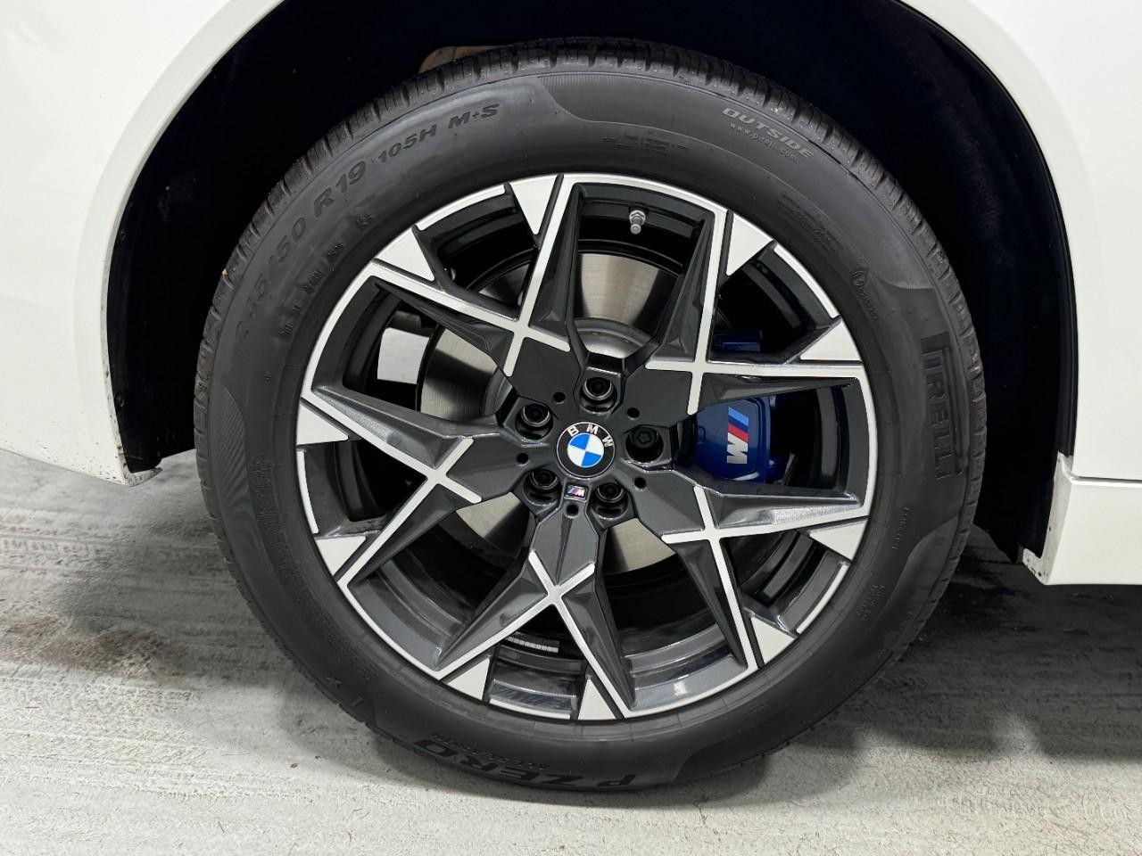 BMW X3 Vehicle Full-screen Gallery Image 5