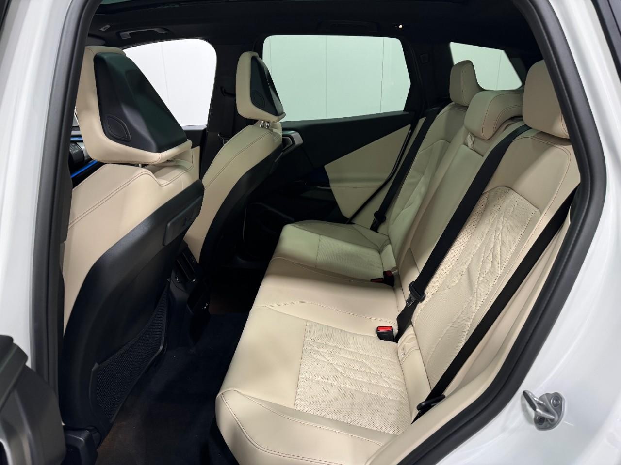 BMW X3 Vehicle Full-screen Gallery Image 8