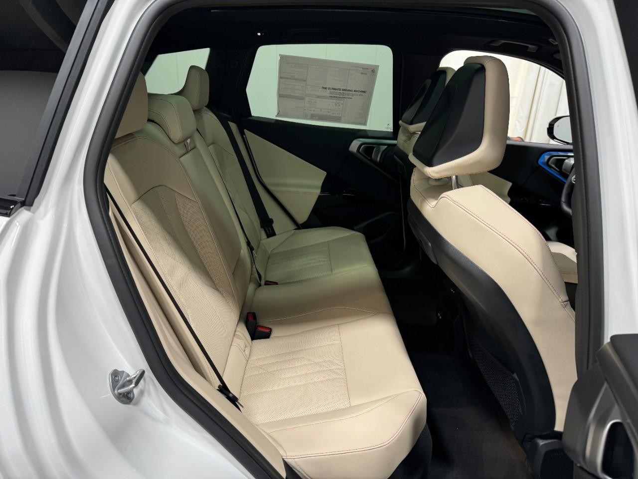 BMW X3 Vehicle Full-screen Gallery Image 10