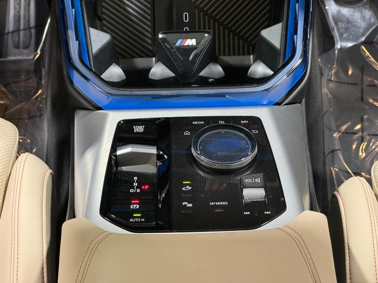 BMW X3 Vehicle Full-screen Gallery Image 15