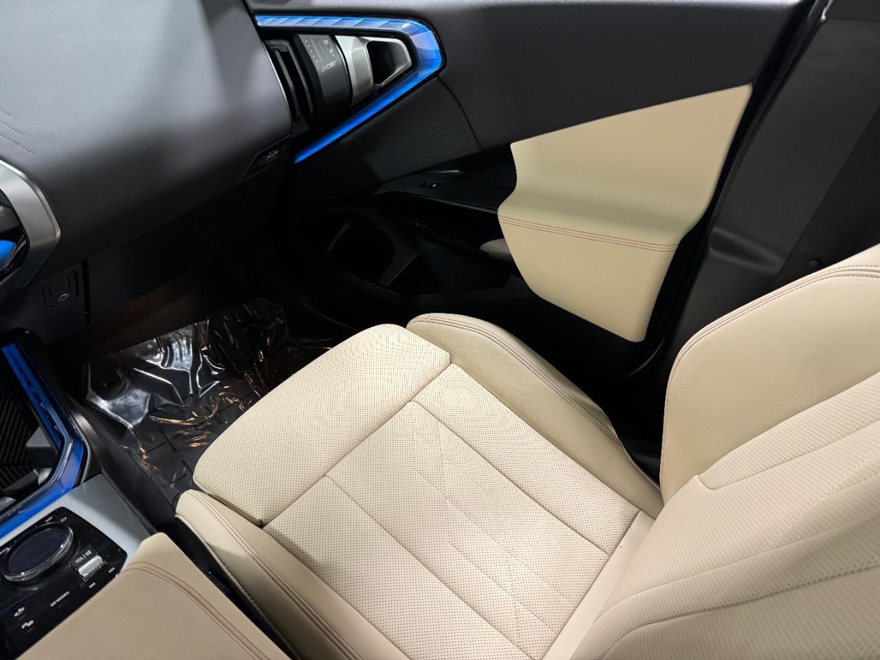 BMW X3 Vehicle Full-screen Gallery Image 16