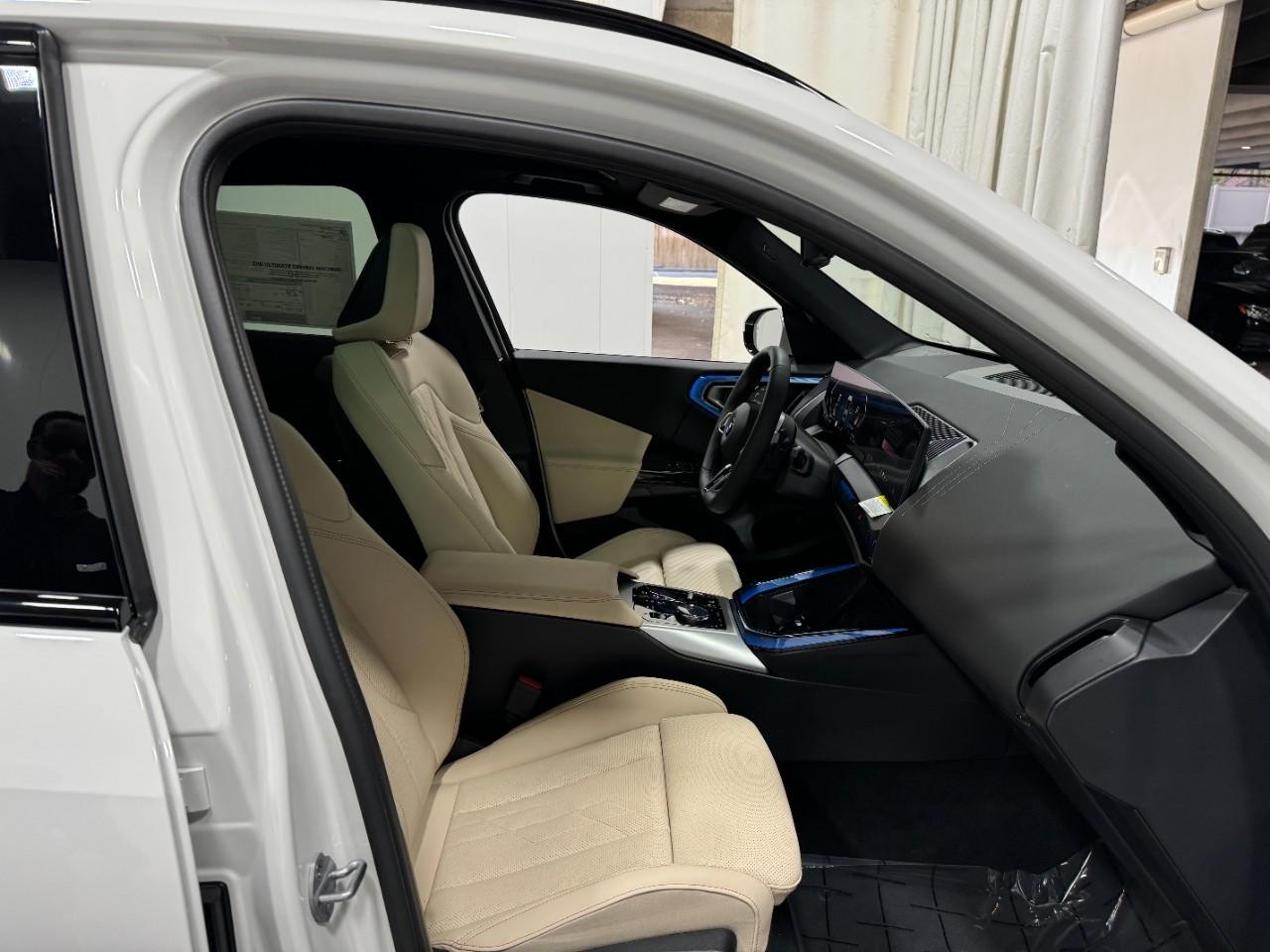 BMW X3 Vehicle Full-screen Gallery Image 17