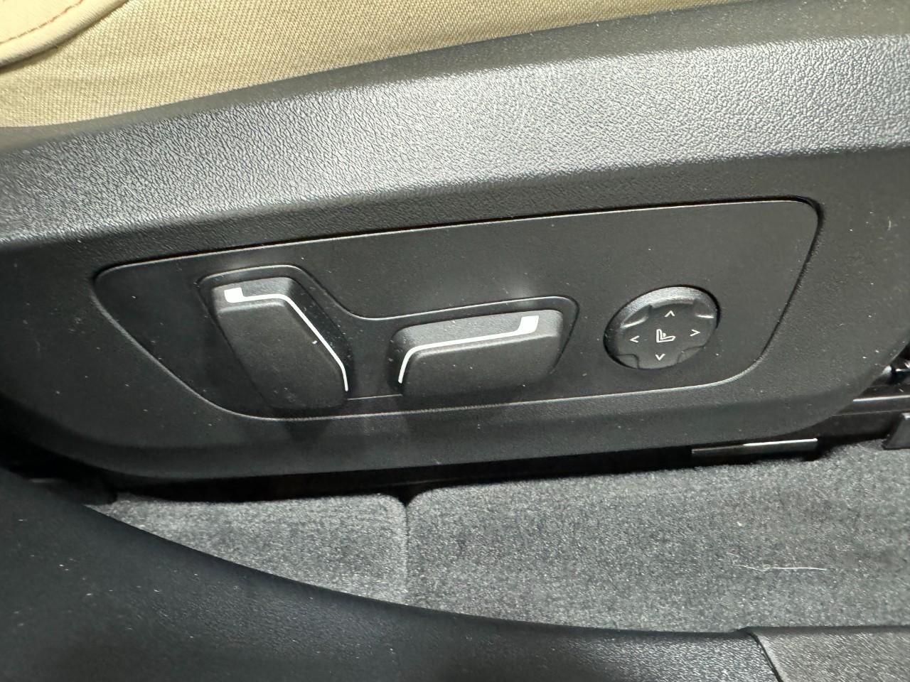 BMW X3 Vehicle Full-screen Gallery Image 19