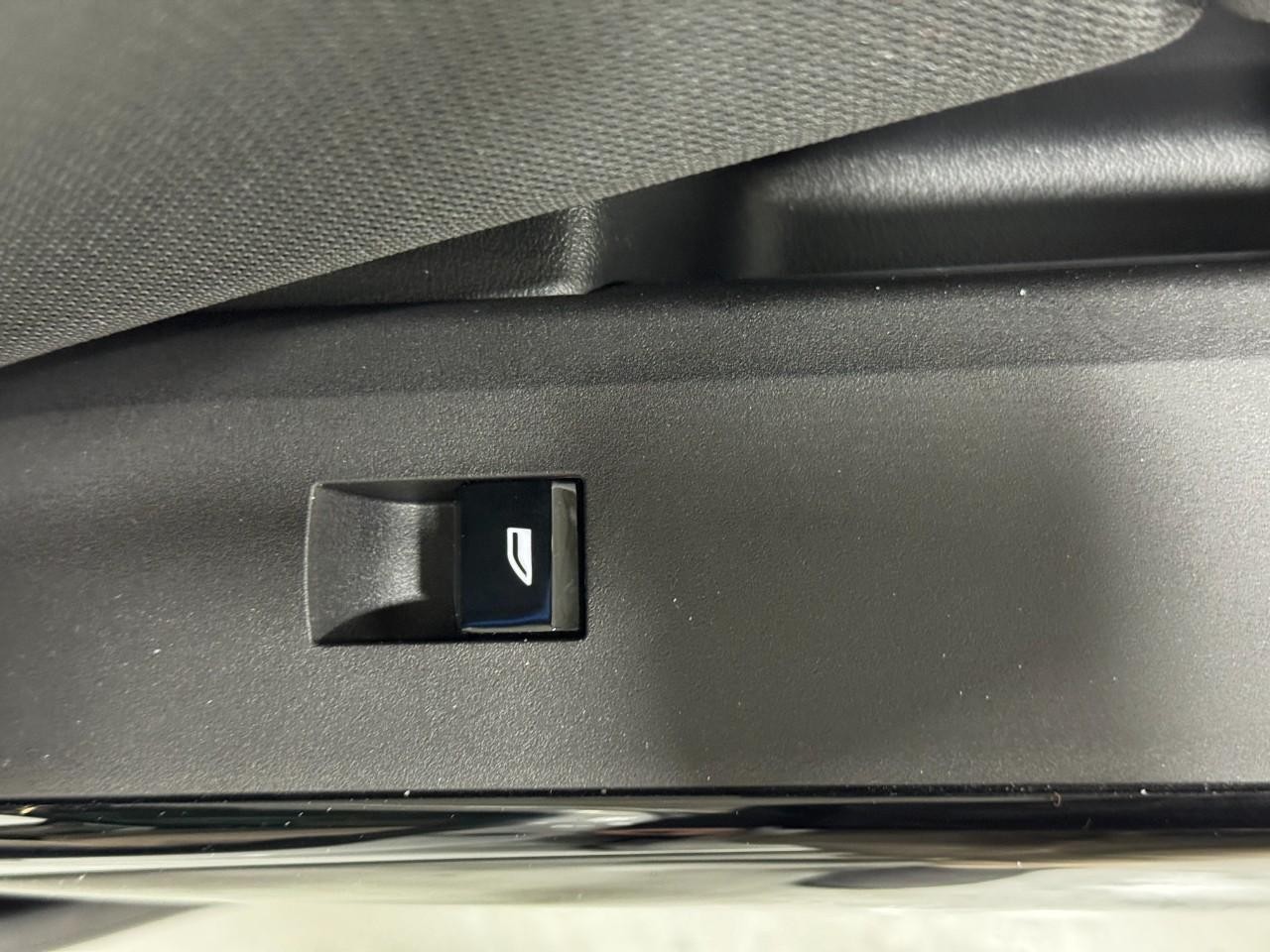 BMW X3 Vehicle Full-screen Gallery Image 21