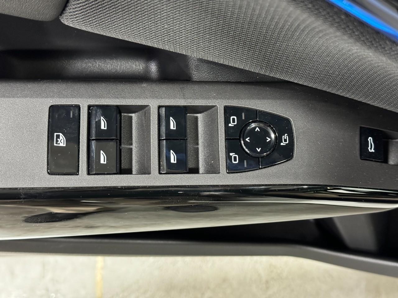 BMW X3 Vehicle Full-screen Gallery Image 23