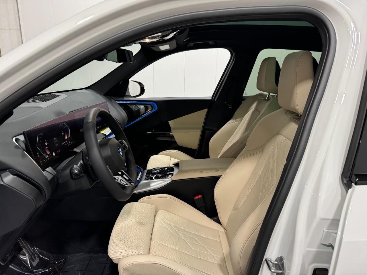 BMW X3 Vehicle Full-screen Gallery Image 24