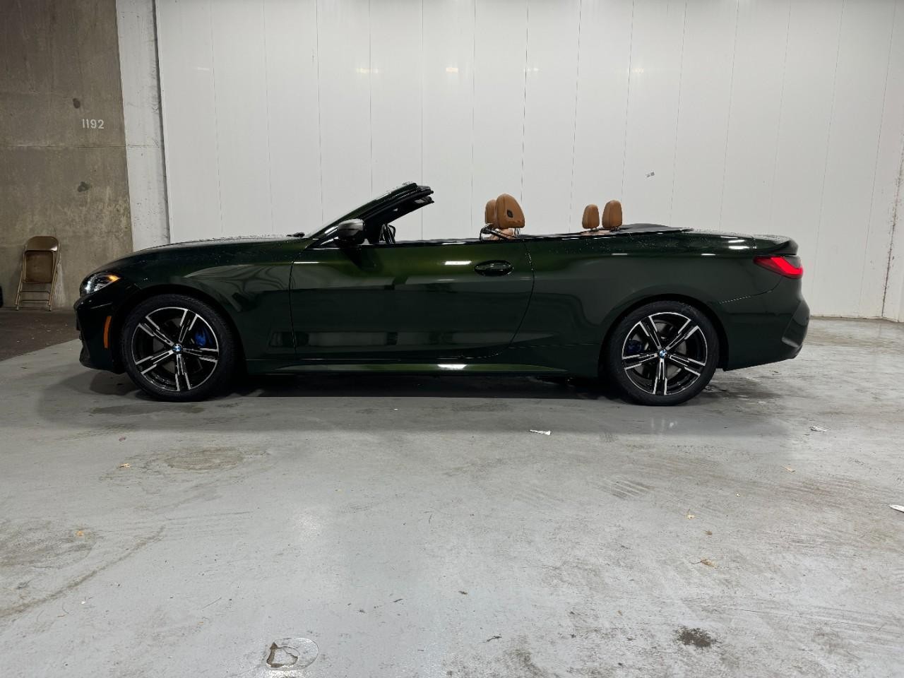 BMW 4 Series Vehicle Full-screen Gallery Image 2