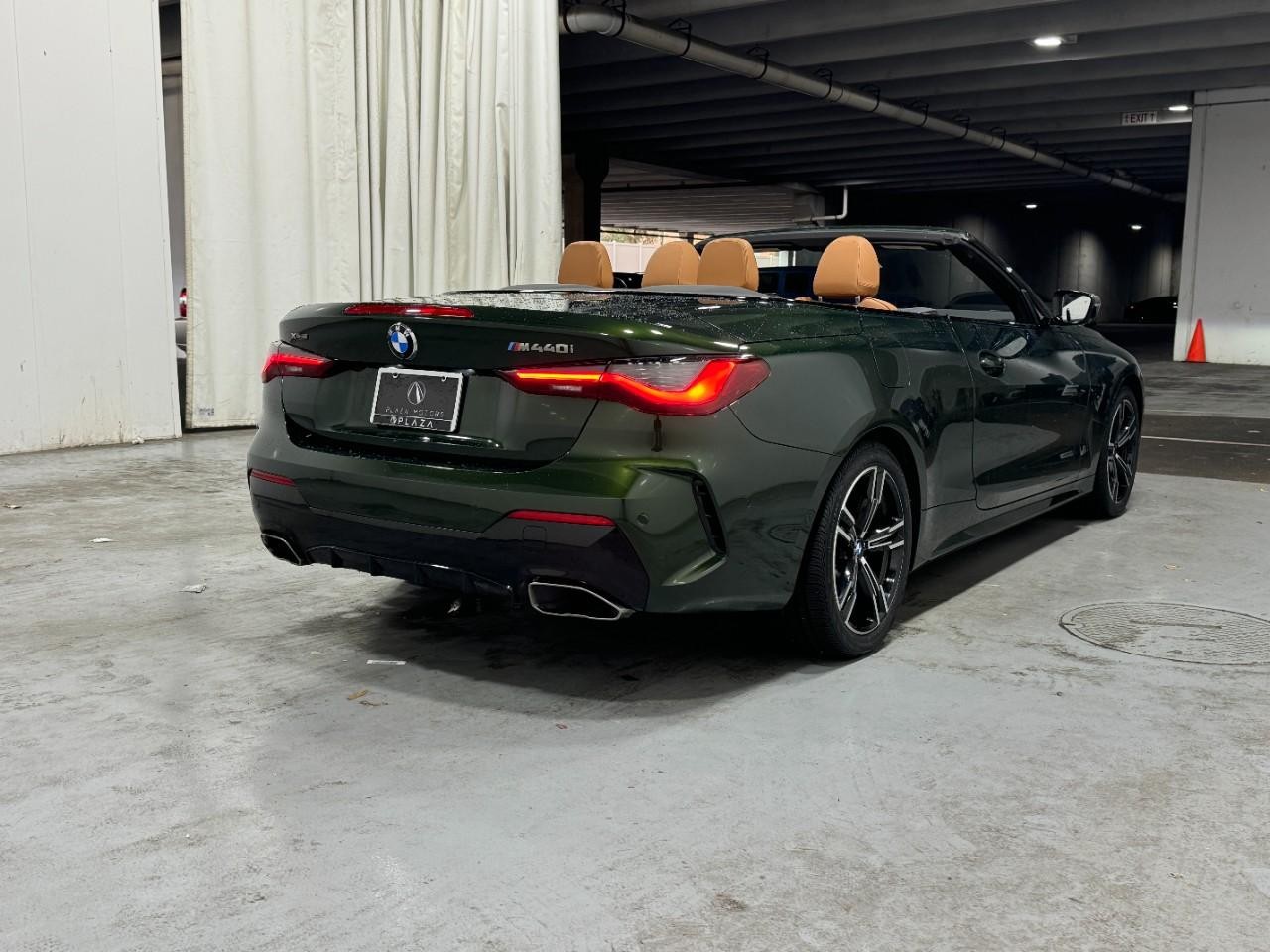 BMW 4 Series Vehicle Full-screen Gallery Image 4