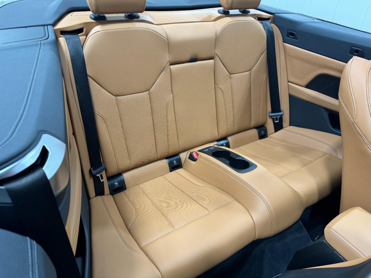 BMW 4 Series Vehicle Full-screen Gallery Image 10