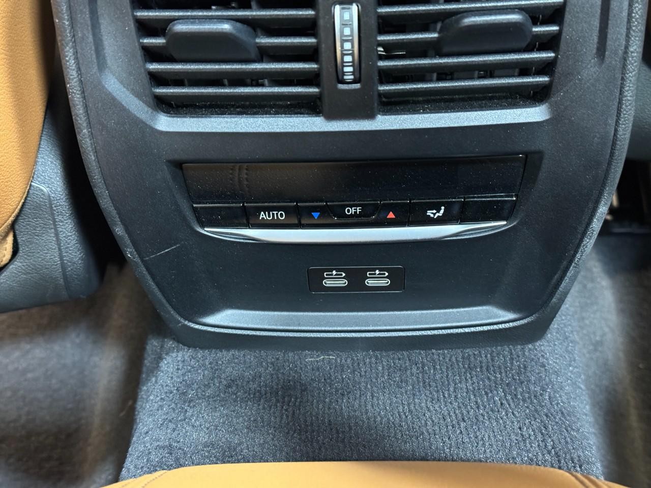 BMW 4 Series Vehicle Full-screen Gallery Image 11