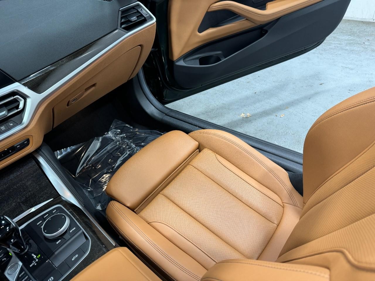 BMW 4 Series Vehicle Full-screen Gallery Image 17