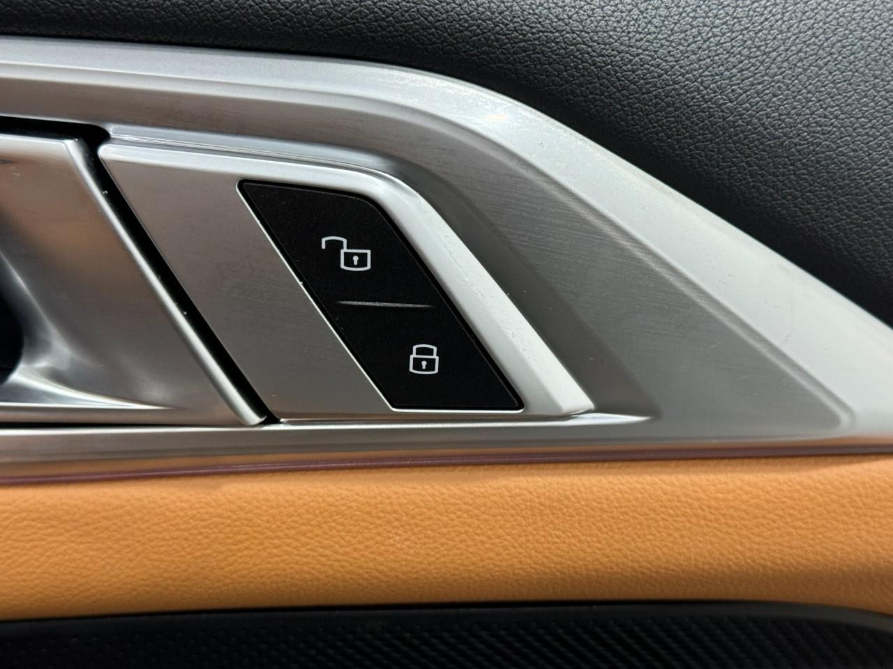 BMW 4 Series Vehicle Full-screen Gallery Image 21