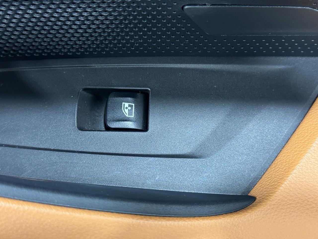 BMW 4 Series Vehicle Full-screen Gallery Image 22