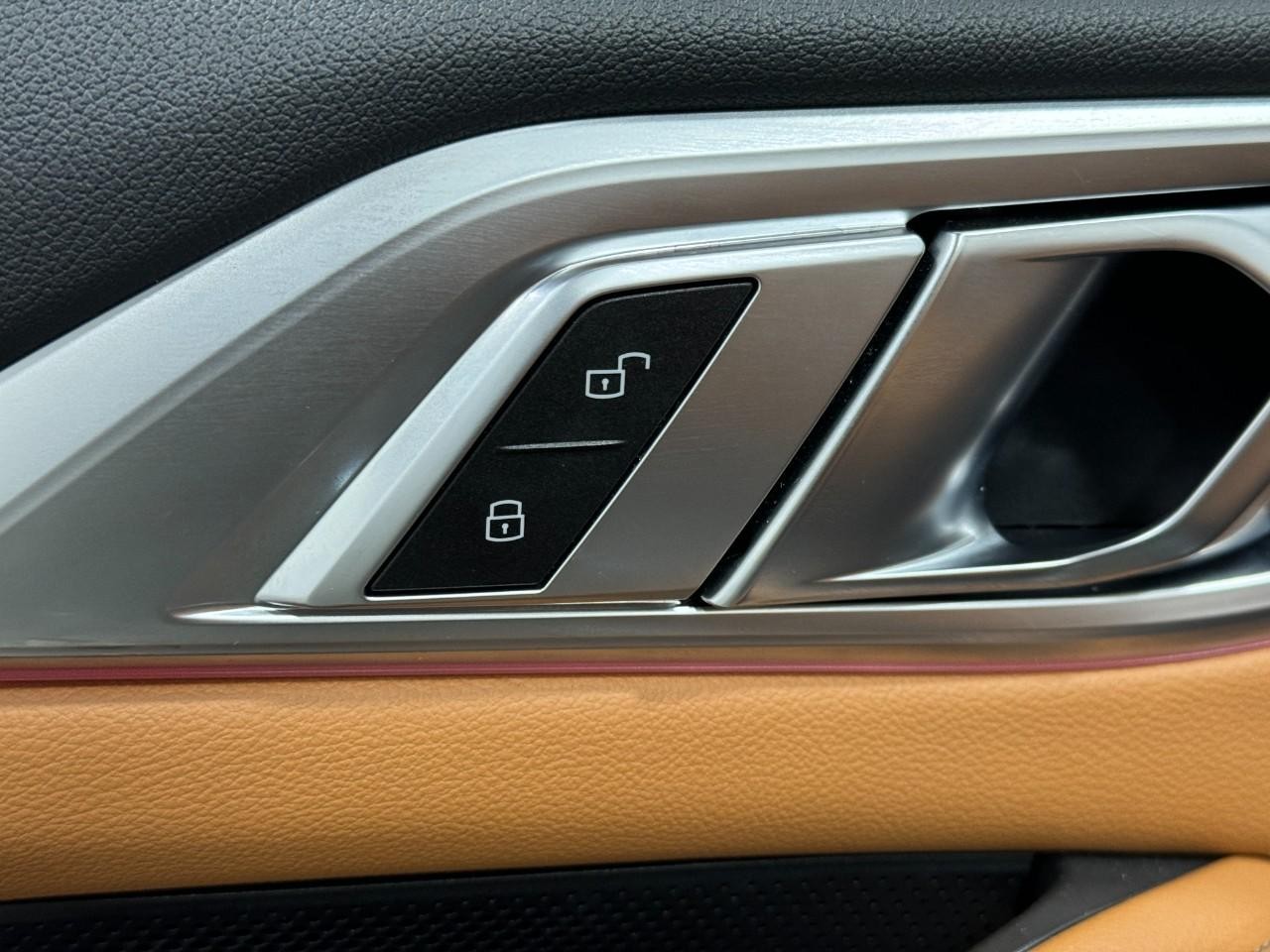 BMW 4 Series Vehicle Full-screen Gallery Image 23