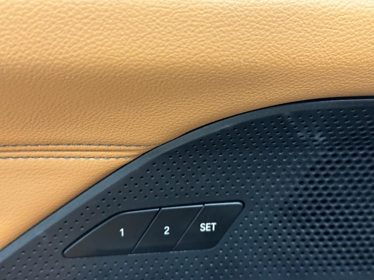 BMW 4 Series Vehicle Full-screen Gallery Image 24