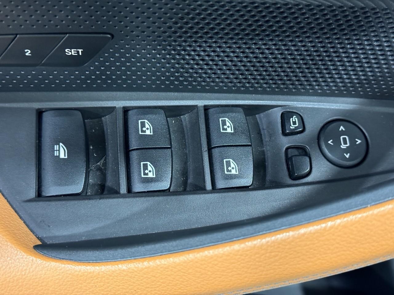 BMW 4 Series Vehicle Full-screen Gallery Image 25