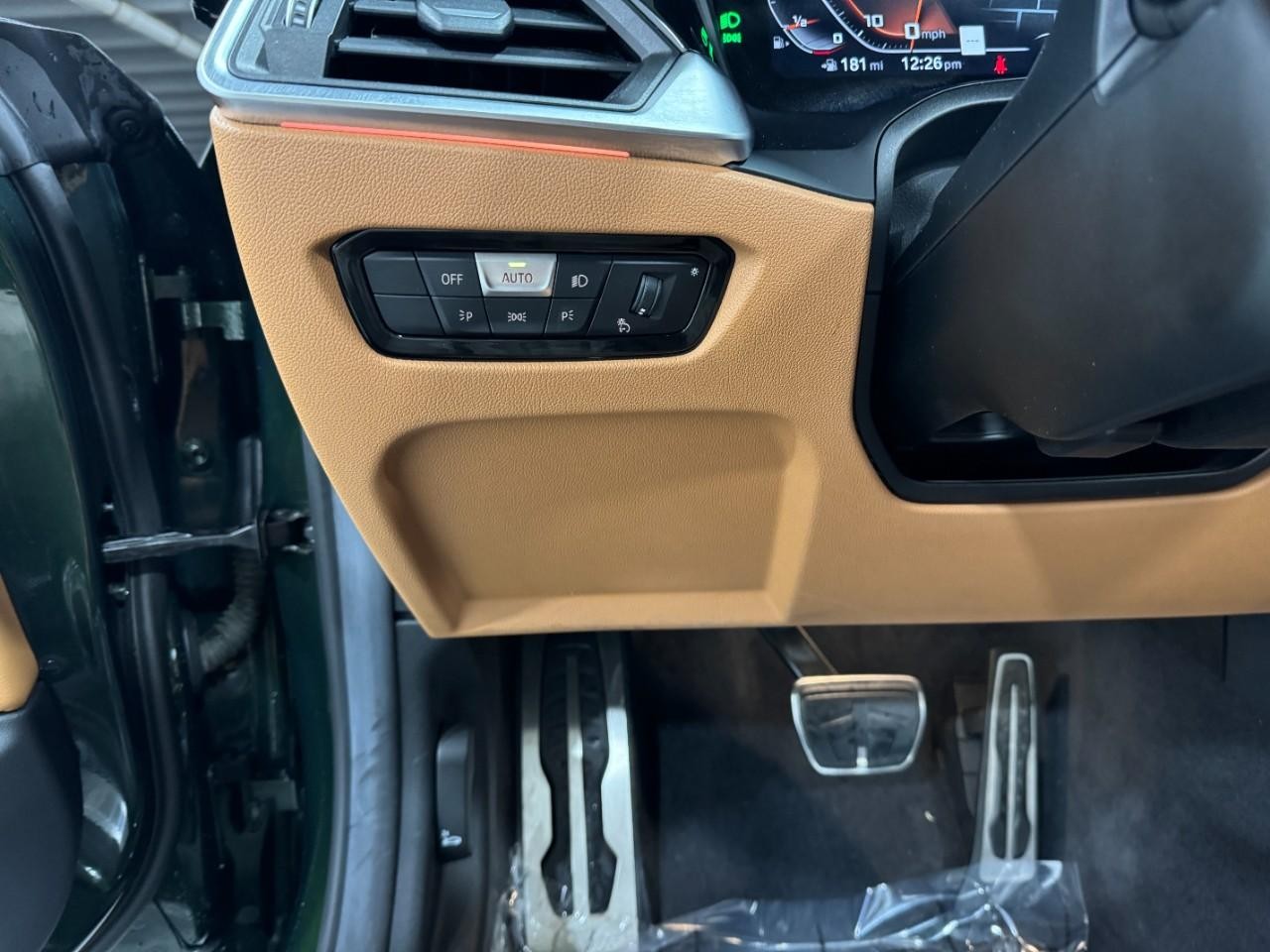 BMW 4 Series Vehicle Full-screen Gallery Image 30