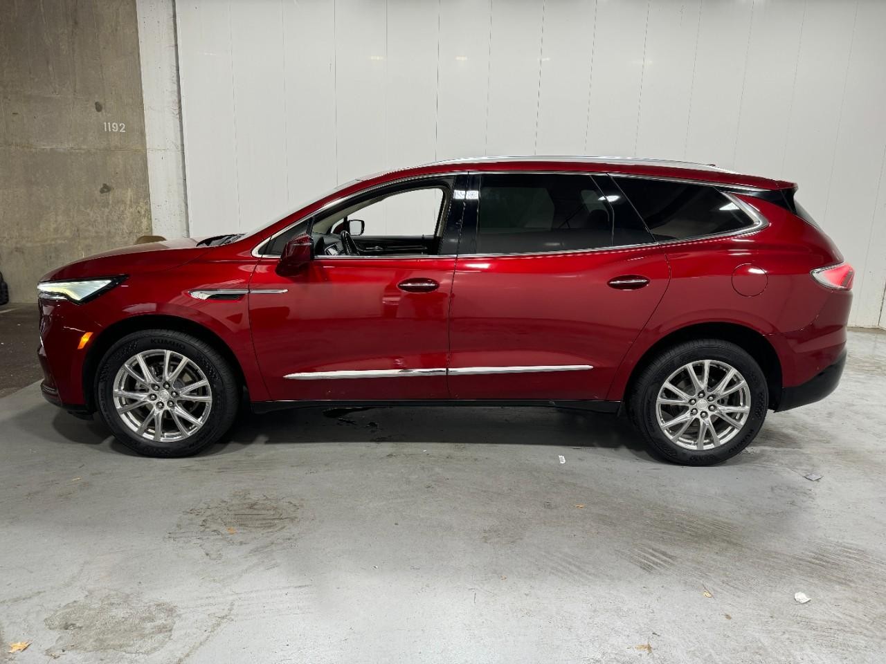 Buick Enclave Vehicle Full-screen Gallery Image 2