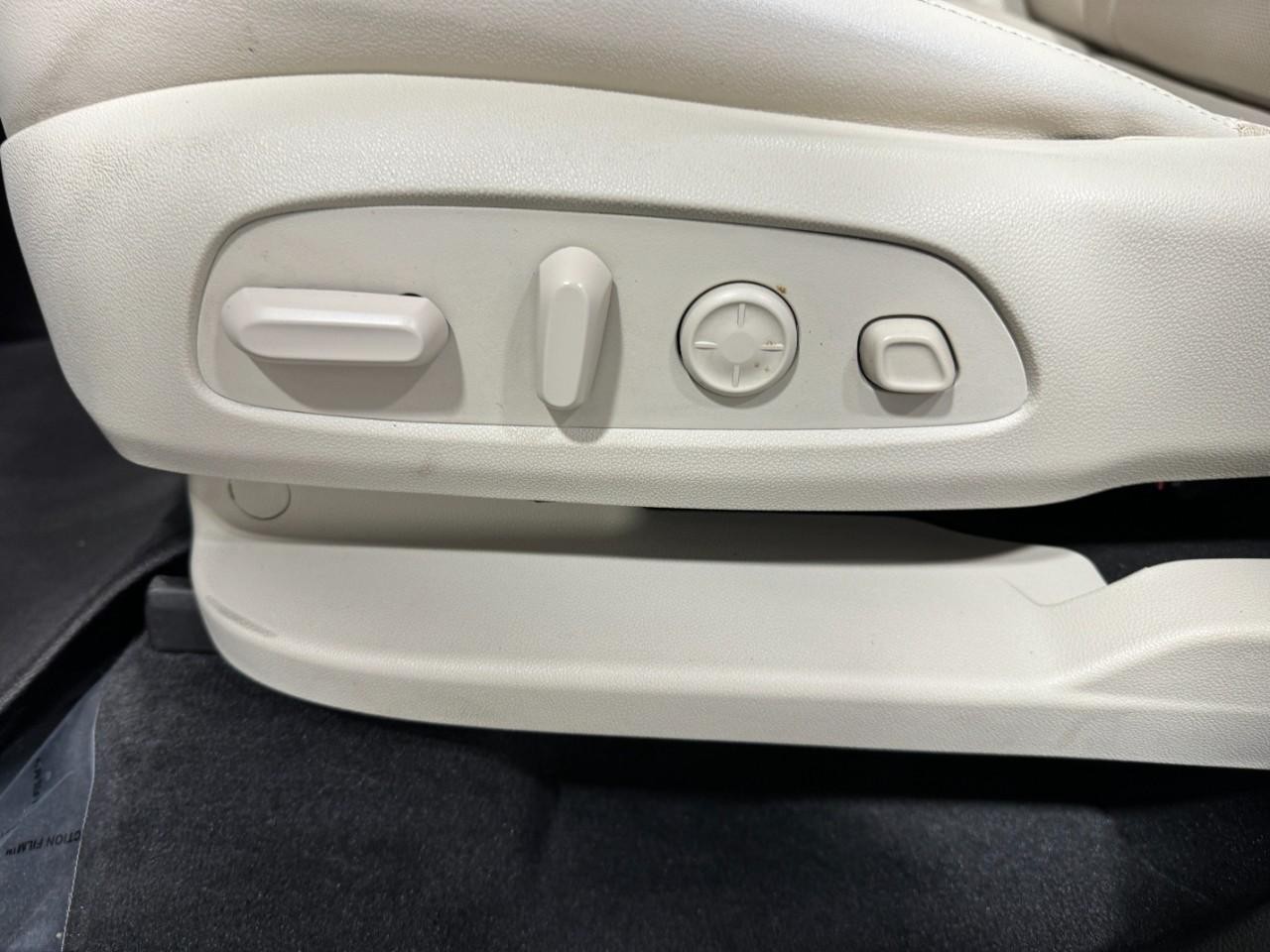 Buick Enclave Vehicle Full-screen Gallery Image 32