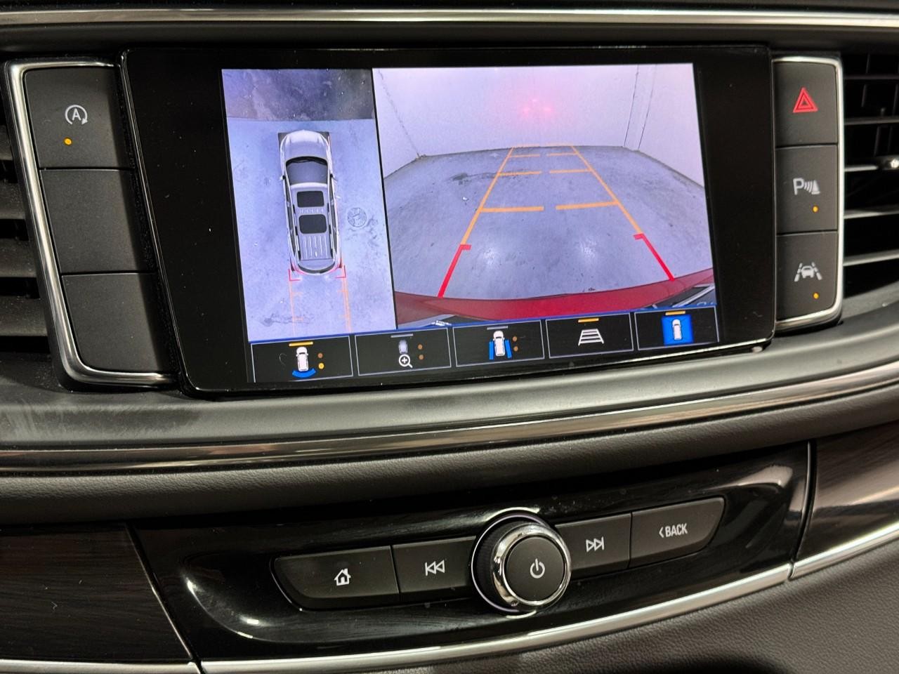 Buick Enclave Vehicle Full-screen Gallery Image 37