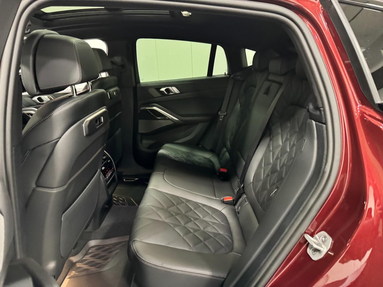 BMW X6 Vehicle Full-screen Gallery Image 8