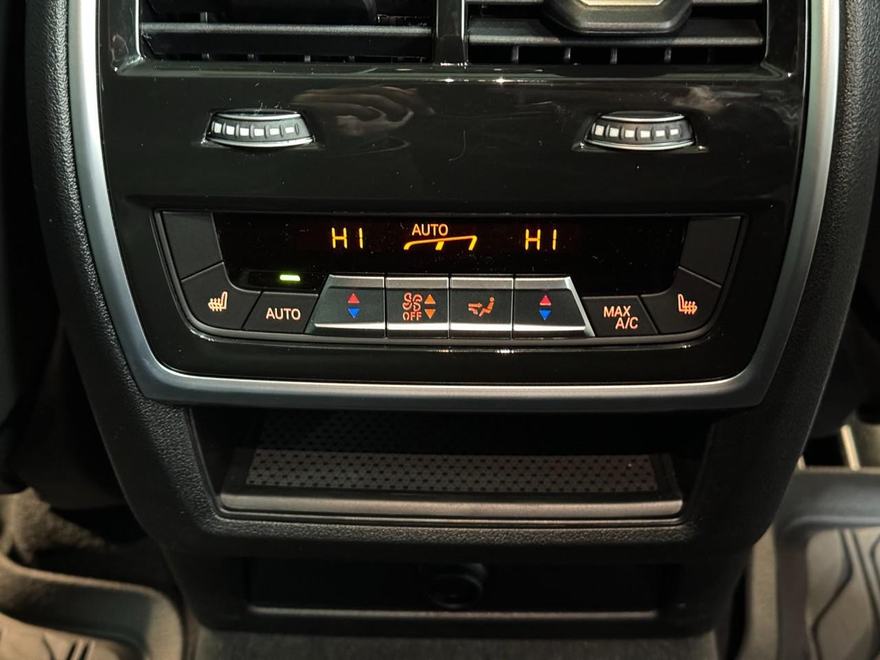 BMW X6 Vehicle Full-screen Gallery Image 11