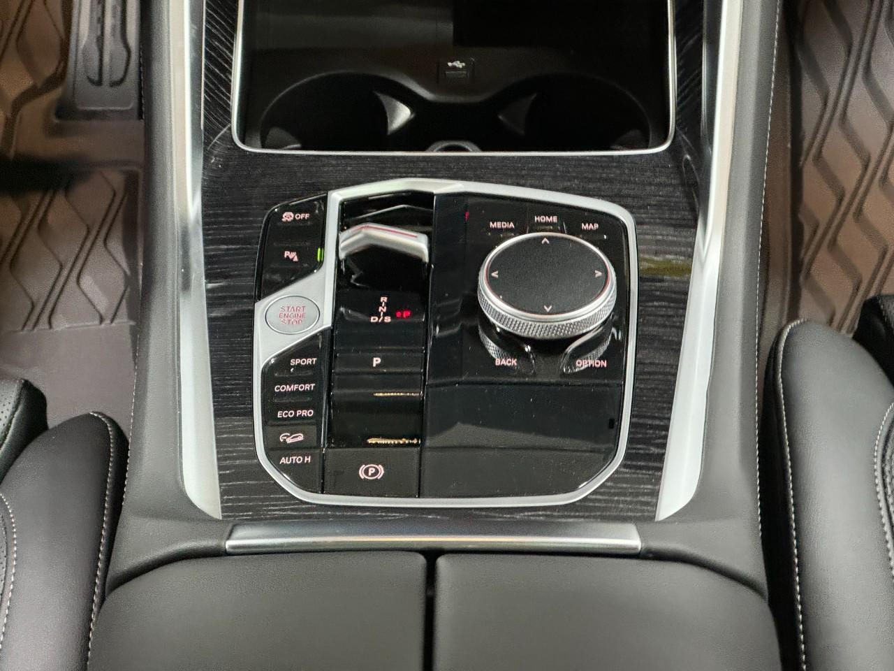 BMW X6 Vehicle Full-screen Gallery Image 16