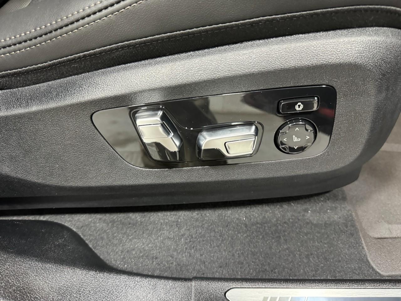 BMW X6 Vehicle Full-screen Gallery Image 20