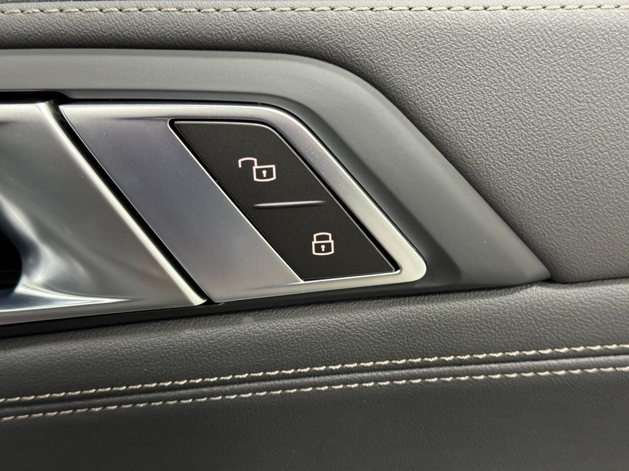 BMW X6 Vehicle Full-screen Gallery Image 21