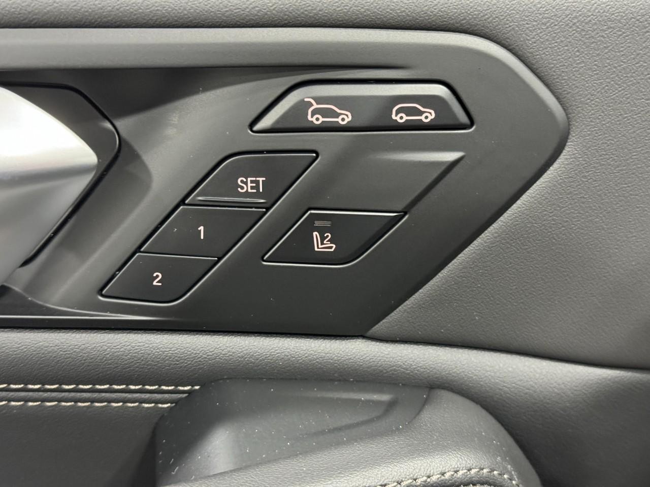 BMW X6 Vehicle Full-screen Gallery Image 24