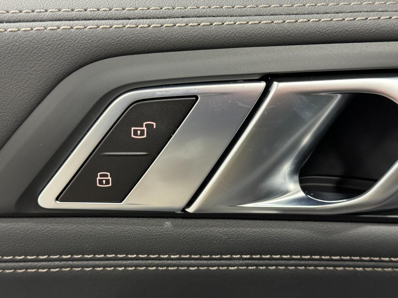 BMW X6 Vehicle Full-screen Gallery Image 25