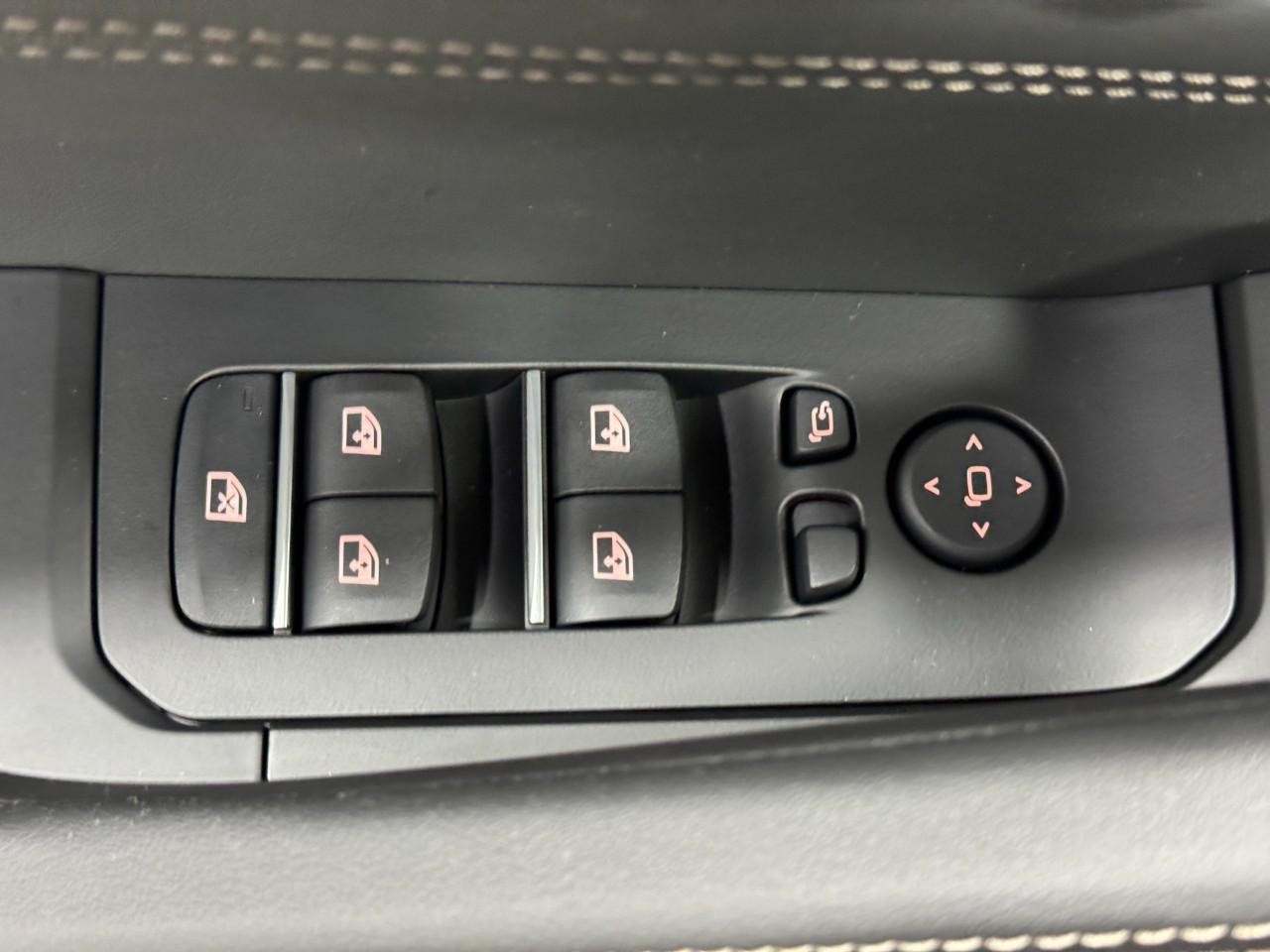 BMW X6 Vehicle Full-screen Gallery Image 26